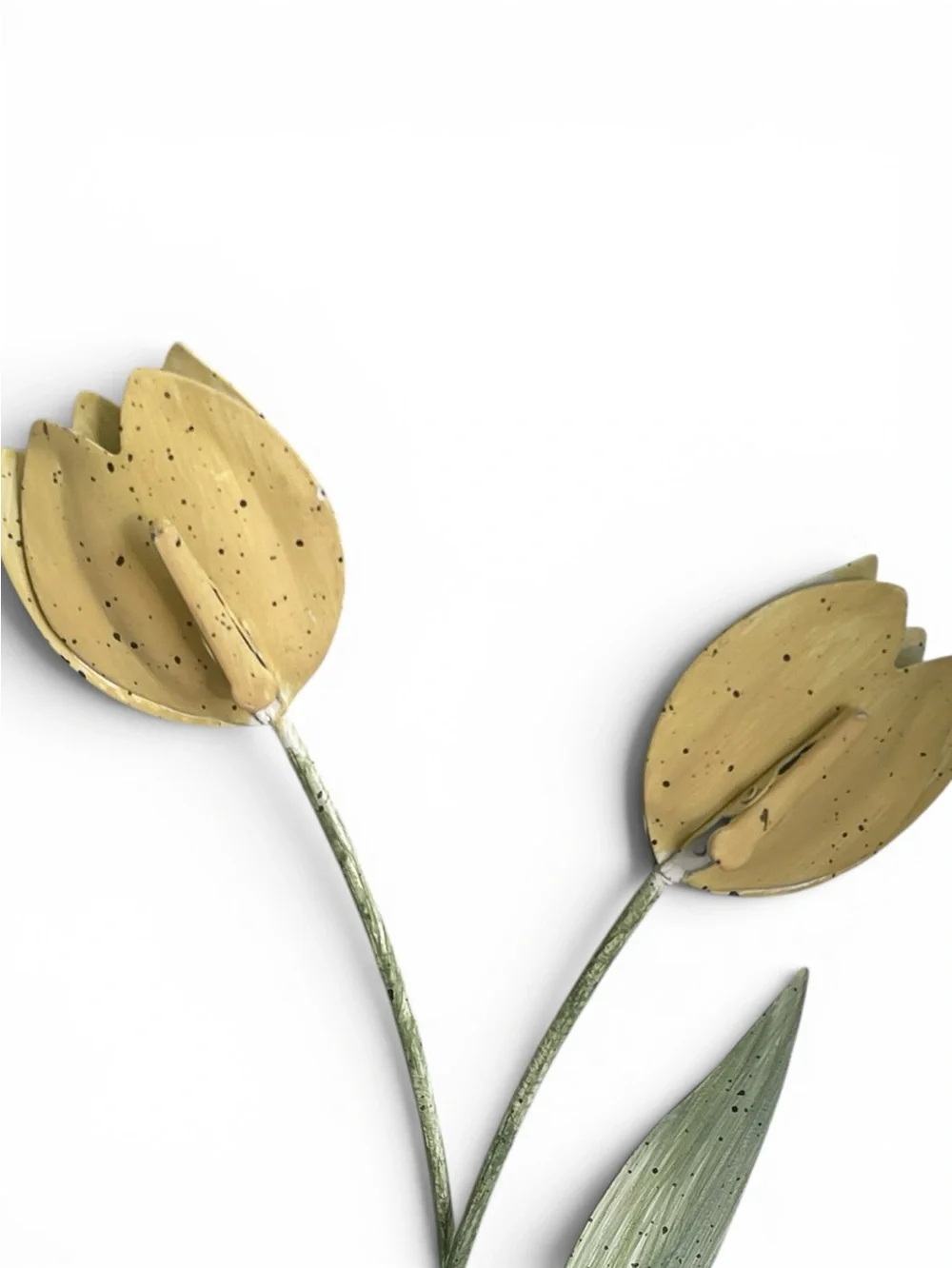 Painted metal tulip sculpture, with clips on the back of the flowers for photos - Picture 3 of 4